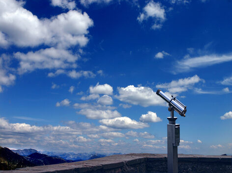 Telescope tourné vers le ciel